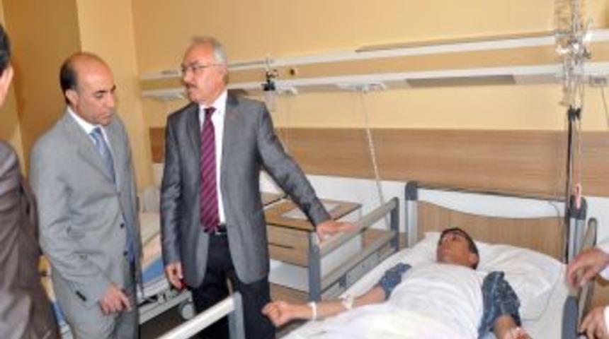 Vali Yenig&uuml;n Yaralı Askerleri Ziyaret Etti