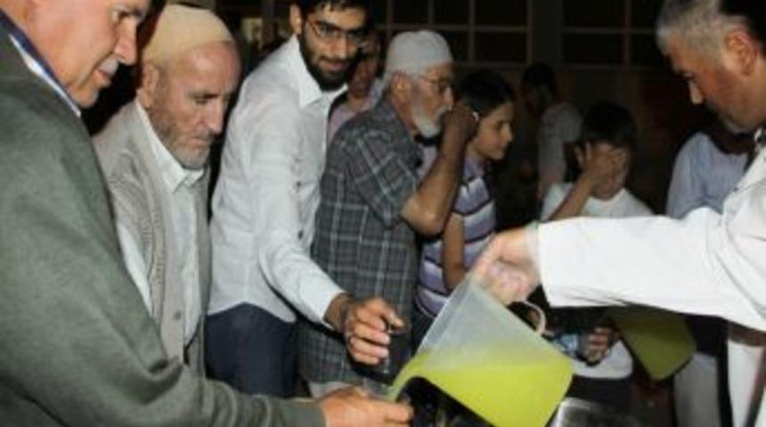 &Ccedil;ubuk'ta Teravih Sonrası Cemaate Limonata Ikram Ediliyor