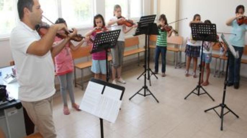 Yaz Tatilinde Keman &Ccedil;almayı &Ouml;ğreniyorlar