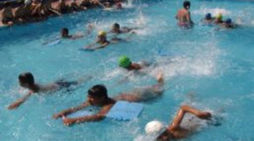 48 Havuzda 10 Bin &Ccedil;ocuk Daha Y&uuml;zme &Ouml;ğrendi