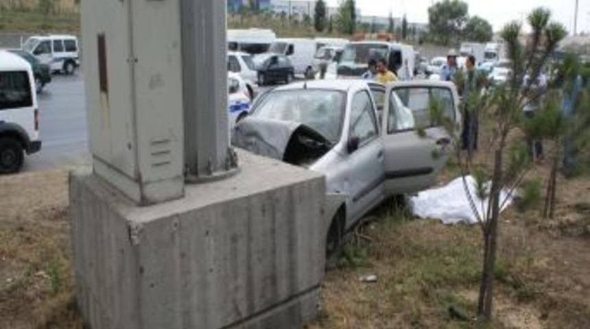 Aydınlatma Direğine &Ccedil;arpan S&uuml;r&uuml;c&uuml; Hayatını Kaybetti