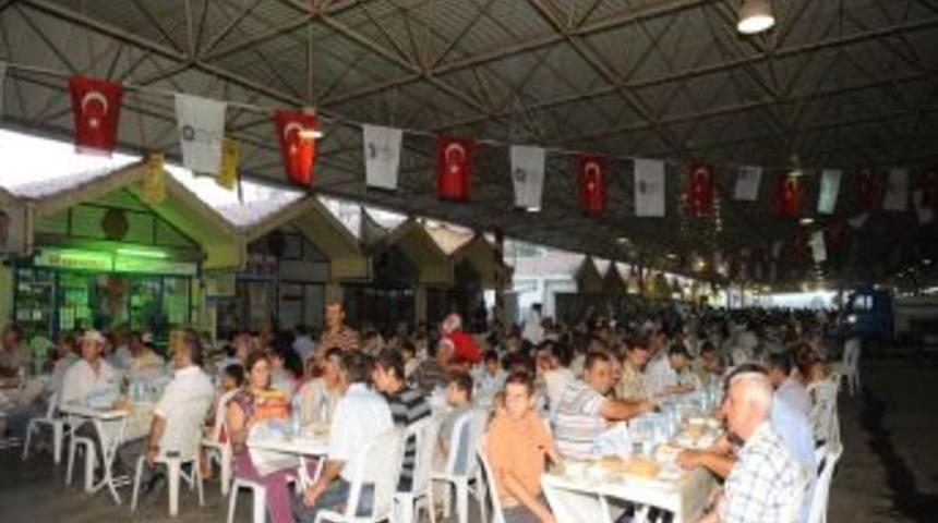 Bin Kişilik Iftar Sofrasında Yer Kalmadı