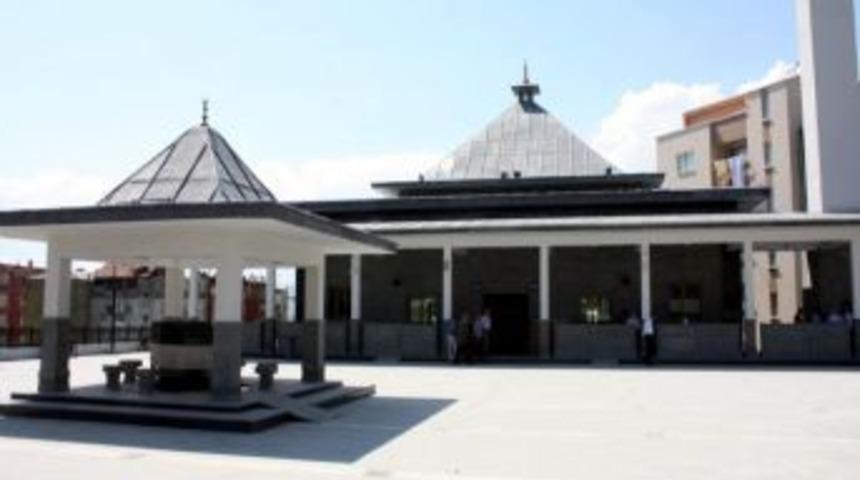 Sel&ccedil;uklu Mimarisiyle Yapılan K&ouml;k&ccedil;&uuml;oğlu Camii Ibadete A&ccedil;ıldı