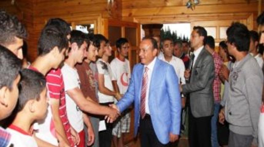 Vali Kızılcık, Gen&ccedil;lerle Karavanada İftar A&ccedil;tı
