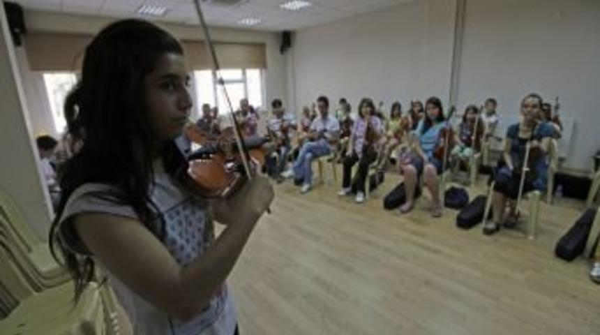 Kuyucak’ta Keman Kursları Büyük İlgi Görüyor