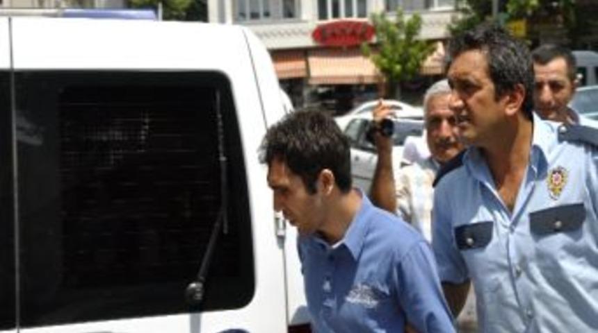 Bilgisayar Almadığı Annesini Bı&ccedil;akladı