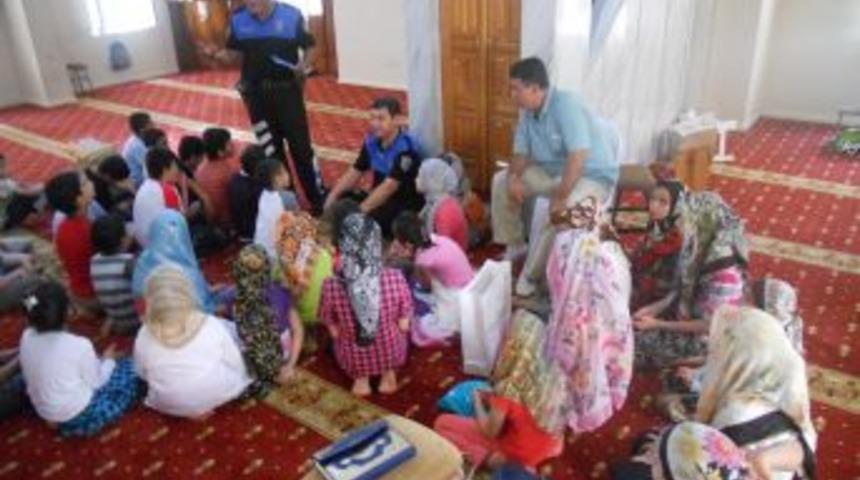 Polisten Kur'an Kursu &Ouml;ğrencilerine G&uuml;venlik Dersi