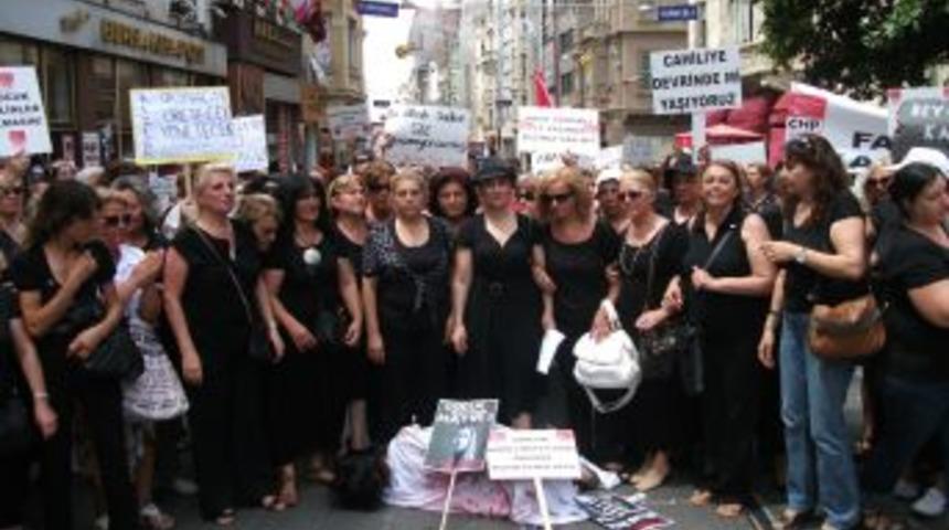 CHP&rsquo;li Kadınlardan 'Fındıklı' Protestosu
