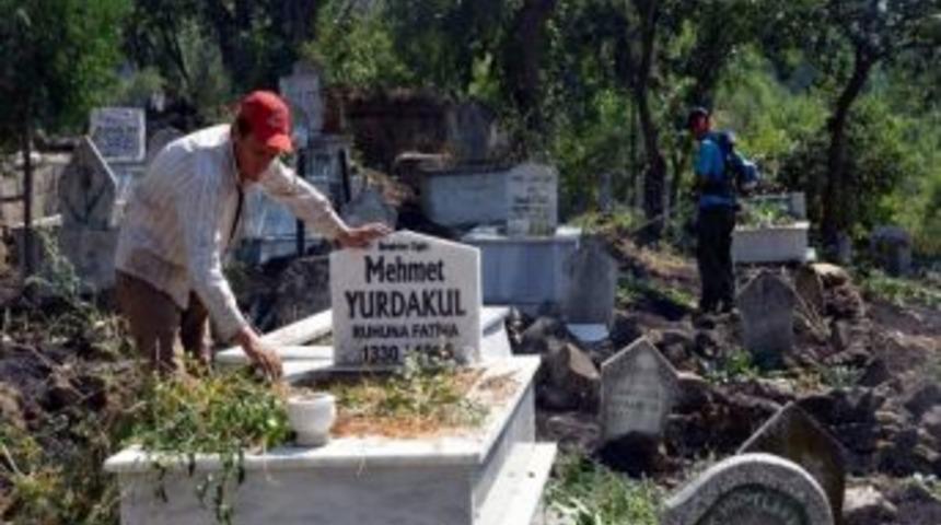 Bilecik&rsquo;te Mezarlıklar Temizlendi