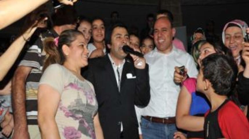 Abdurrahman &Ouml;n&uuml;l&rsquo;den 10 Bin Kişiye Ilahi Konseri