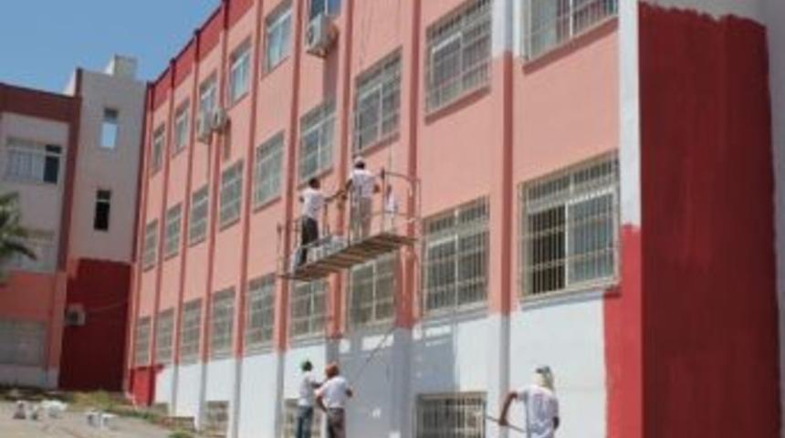 Toroslar Belediyesi Okulların Dış Cephelerini &Uuml;cretsiz Boyuyor