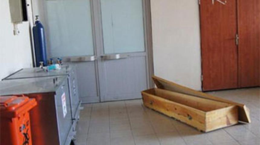 Eşinin başını taşla ezerek &ouml;ld&uuml;rd&uuml;!