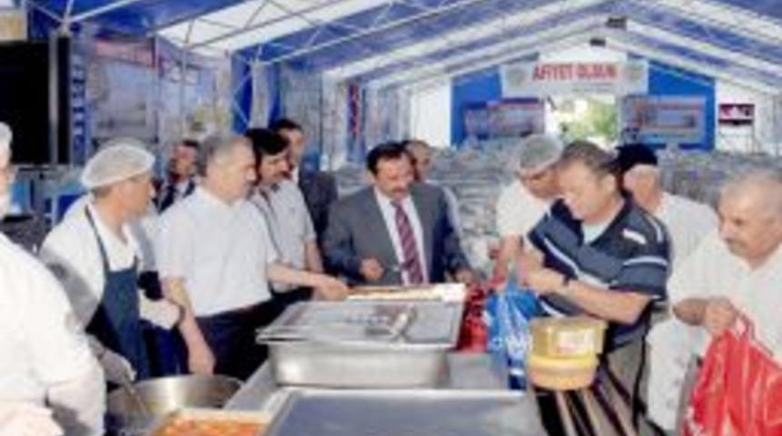 Başkan Demirel Iftar &Ccedil;adırında Yemek Dağıttı