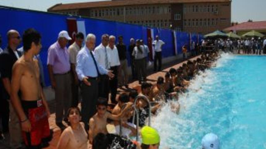 48 Havuzda 10 Bin &Ccedil;ocuk Daha Y&uuml;zme &Ouml;ğrendi