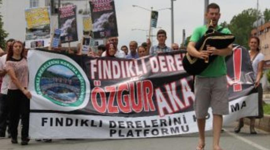 &Ccedil;evrecilerden Isırgan Otlu Hes Protestosu