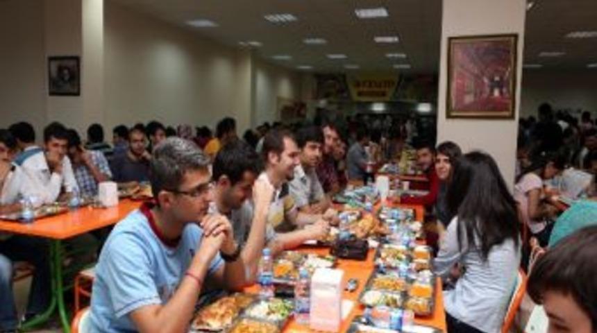 Atat&uuml;rk &Uuml;niversitesi Kalkındırma Vakfı Her Akşam İftar Yemeği Veriyor