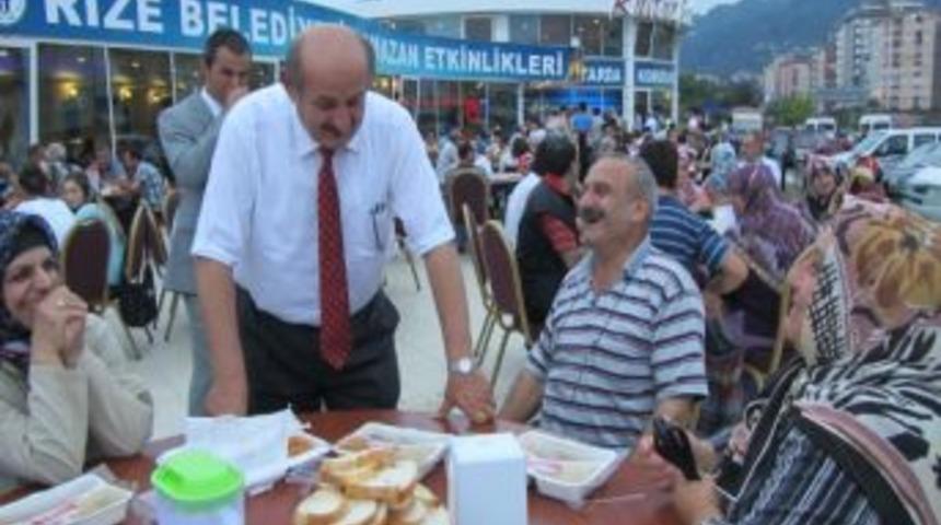 Rize'de İftar Kuyruğuna Termobox&rsquo;lı &Ccedil;&ouml;z&uuml;m
