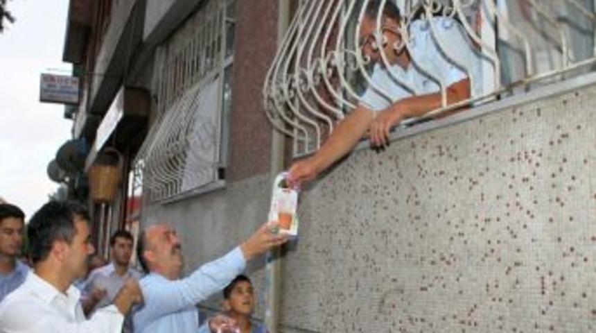 Başkan, Iftar &Ouml;ncesi Saksılarla &Ccedil;i&ccedil;ek Dağıttı