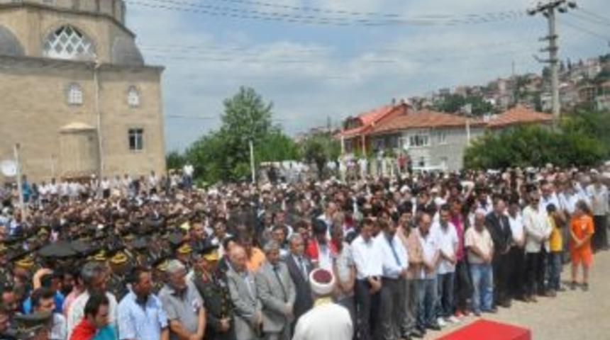 Hakkari&rsquo;de Şehit D&uuml;şen Piyade Uzman &Ccedil;avuş Toprağa Verildi