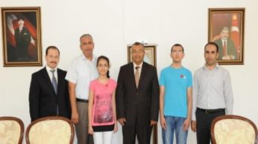 K&uuml;tahya Valisi, Başarılı 2 &Ouml;ğrenciyi Altınla &Ouml;d&uuml;llendirdi