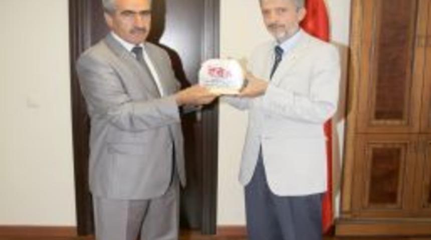 Başkan Tuna'ya Teşekk&uuml;r Plaketi