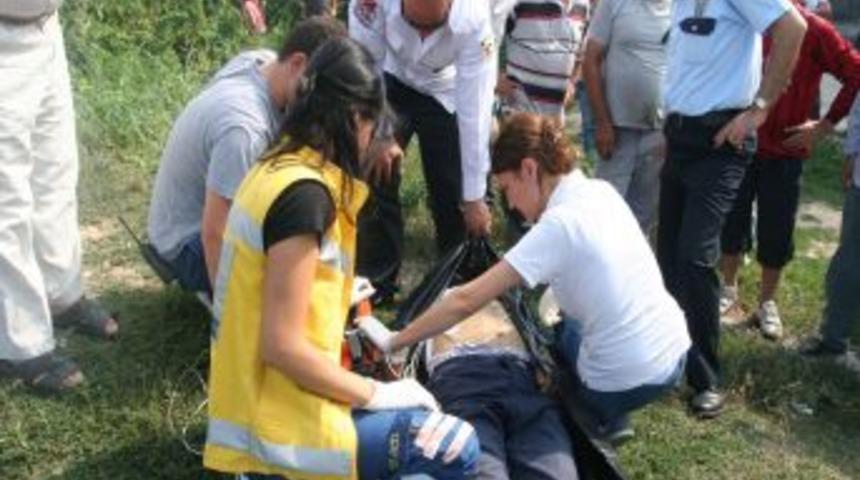 Kablo &Ccedil;ekmek I&ccedil;in &Ccedil;ıktığı Direkte Akıma Kapılan Elektrik&ccedil;i &Ouml;ld&uuml;