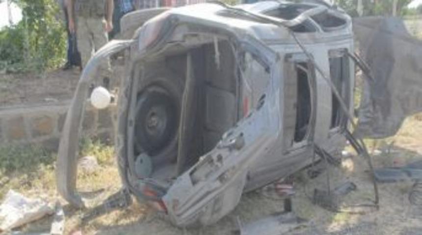 Siverek'te Otomobil Şarampole Yuvarlandı: 1 &Ouml;l&uuml;, 3 Yaralı