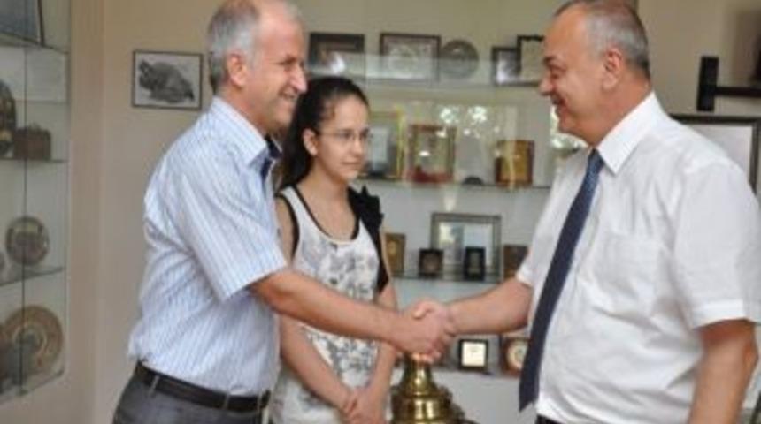 Başkan Ergün Sbs Şampiyonu Çıkı'yı Ödüllendirdi