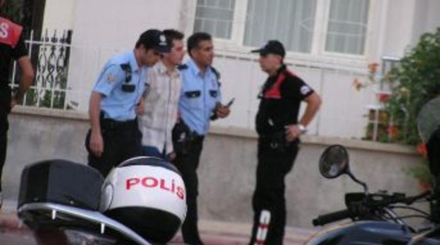 Eşini Rehin Alıp, Polise Silah &Ccedil;ekti