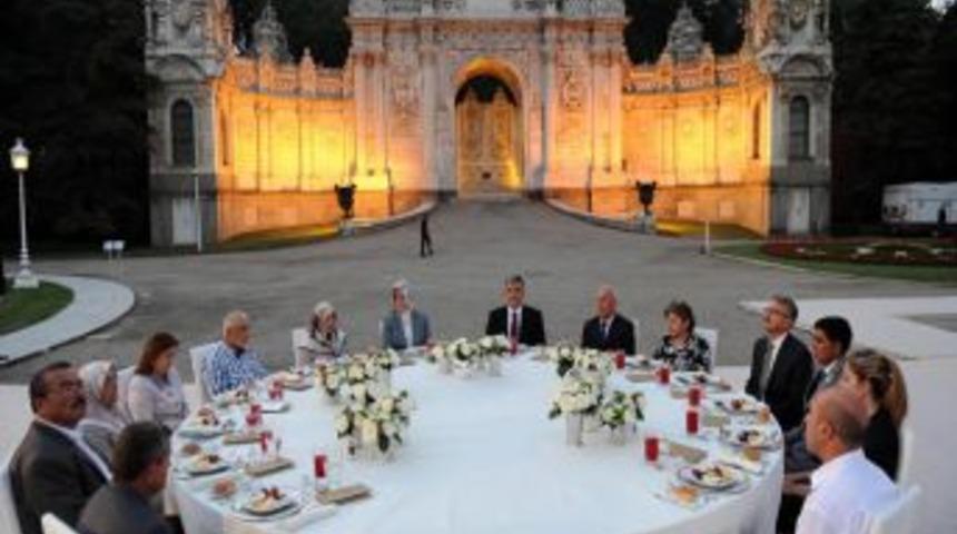 Cumhurbaşkanı G&uuml;l Şehit Yakınlarına Iftar Verdi