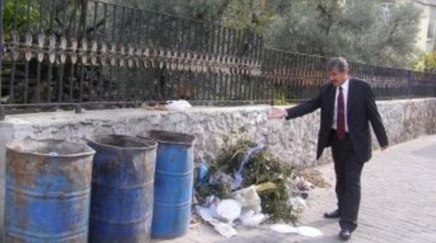 Bidonlar Boş &Ccedil;&ouml;pler Dışarıda