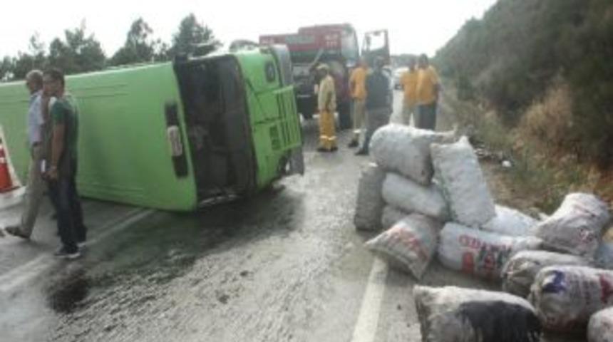 Kozalak Dolu Minib&uuml;s Devrildi: 2 Yaralı