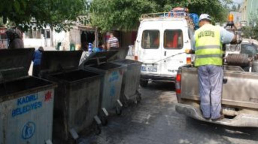 Kadirlide &Ccedil;&ouml;p Konteynerleri Temizleniyor