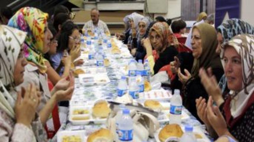 Binlerce Yoksul, Kimse Yok Mu Ile Iftar Yapıyor
