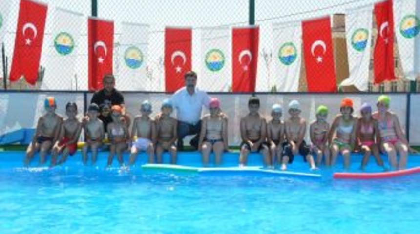 240 G&ouml;lbaşılı &Ccedil;ocuğa Seyyar Havuzda Y&uuml;zme Dersi