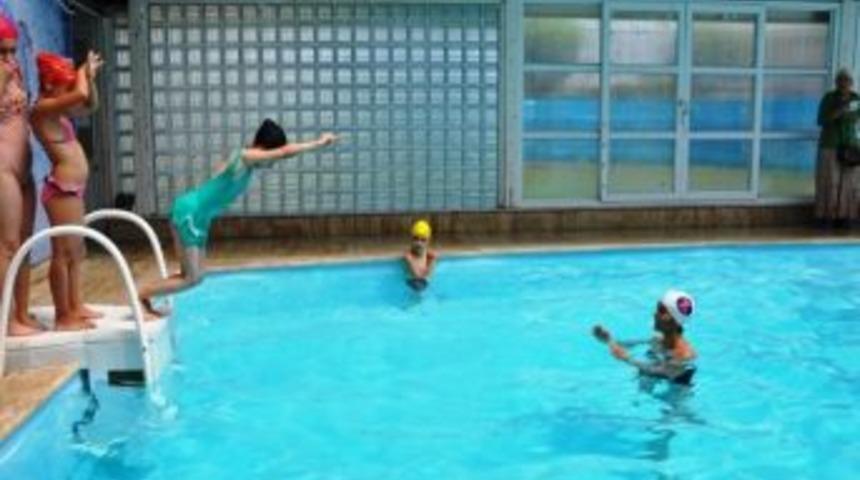 D&uuml;zce&rsquo;de &Ouml;zel Ders Havasında Y&uuml;zme &Ouml;ğreniyorlar