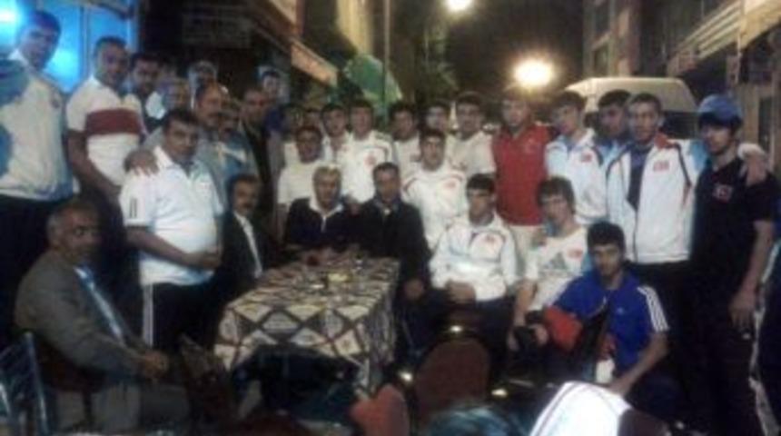 Gen&ccedil; Boks&ouml;rler Yorgunlukları Pasinler&rsquo;de Attılar