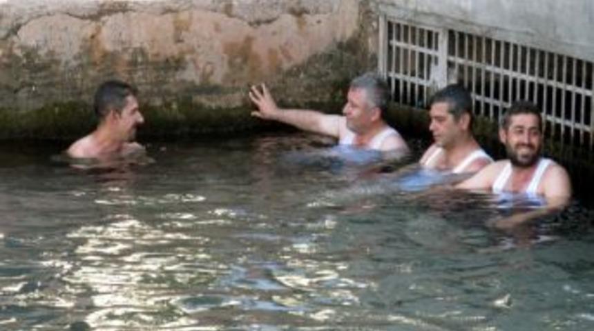 Arabanlılar Kaynak Suyunda Serinliyor