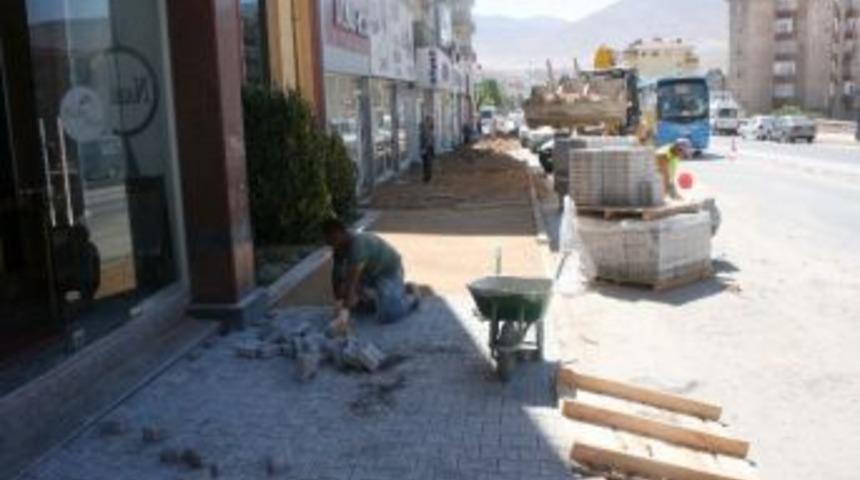 Niğde&rsquo;de Yaya Kaldırımları Değiştiriliyor