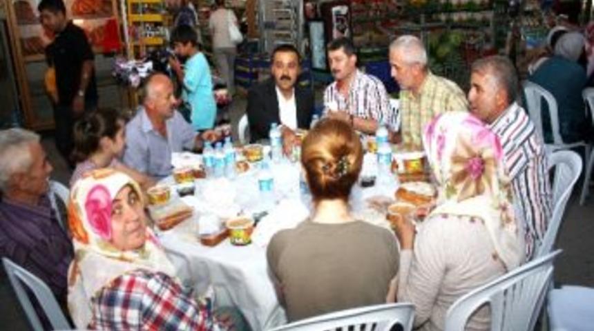 D&uuml;zce&rsquo;de Mahalle İftarına B&uuml;y&uuml;k İlgi