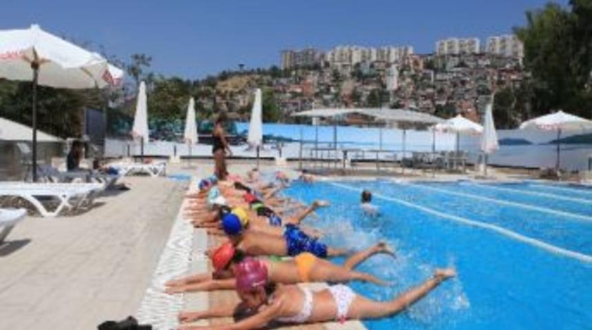 Bayraklılı Gen&ccedil;ler Ve &Ccedil;ocuklar Bu Havuza Akın Ediyor