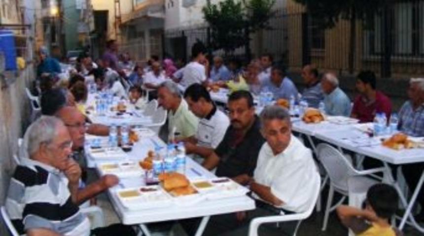 Mhp Seyhan Hem İftar Veriyor Hem Sorun Dinliyor