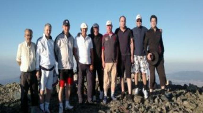 Kaymakamlar Murat Dağı'nın Tanıtımı İ&ccedil;in Zirveye Y&uuml;r&uuml;d&uuml;ler