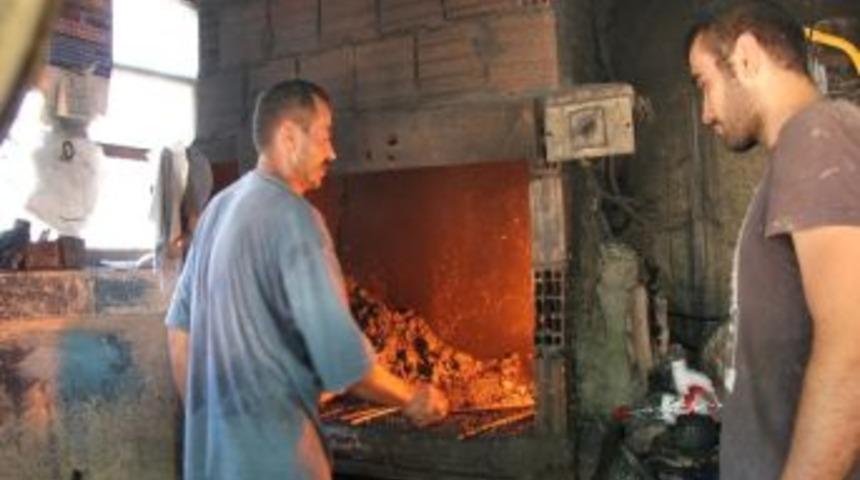 Demirci Ustası Aşırı Sıcağa Rağmen Ateşin &Ouml;n&uuml;nde &Ccedil;alışıyor