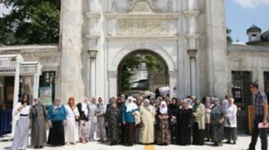 Cami ve t&uuml;rbe ziyaretleri s&uuml;r&uuml;yor