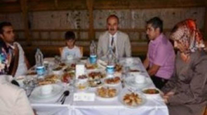 Vali Eroldan Şehit aileleri ve gazilere iftar
