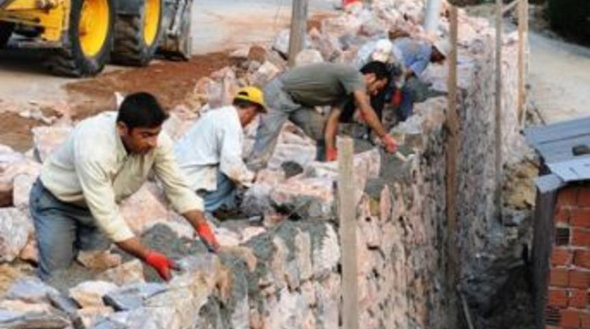 2 bin metrek&uuml;p taş duvar &ouml;r&uuml;ld&uuml;