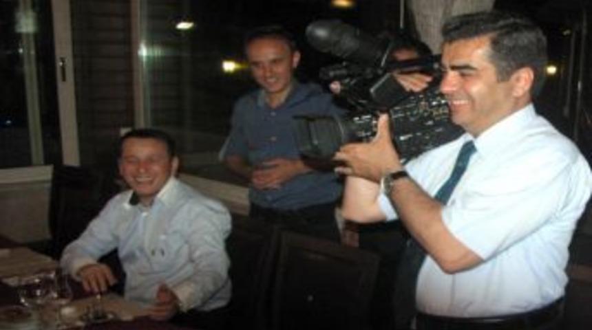 Vali D&uuml;zg&uuml;n, Basın Mensuplarını Ağırladığı Yemekte &Ccedil;ekim Yaptı