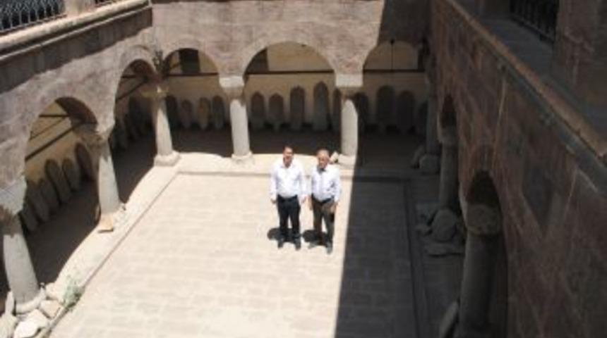 Hakkari&rsquo;deki Tarihi Yerlerde Restorasyon &Ccedil;alışması Başlatılacak