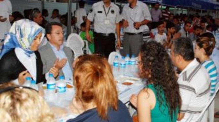 Başkan &Ouml;zt&uuml;rk Ve Ailesi Orucunu Iftar &Ccedil;adırında A&ccedil;tı